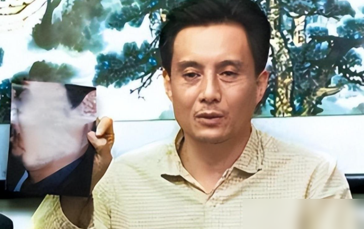 很多人不曾想到，86 版小白龙王伯昭在南京巷子里卖卤菜，早上七点准时切牛肉，路过的喊他老王。就是那个小白龙，差点被打死在片场的那个。当年张卫健谢霆锋下手多狠，尿血、心脏钝挫伤，闹上法庭才赔了钱。前妻流产五次离了，他也淡出荧幕。
 
先说清楚一件事。网上传的“南京巷子里卖卤菜”，目前找不到任何可信的报