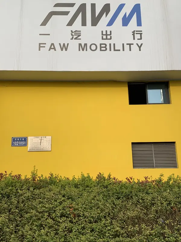 去实探了追觅造车的办公地，好家伙，大片工位都闲置着。这场景属实有点让人意外。追觅作为清洁电器领域的知名品牌，跨界造车本就备受关注，可这办公地的情况却给人一种不太乐观的感觉。工位闲置或许意味着人员配置没跟上计划，又或者项目推进遇到了问题。联想到其他跨界造车的案例，有的成功，有的失败。追觅要想在造车领域