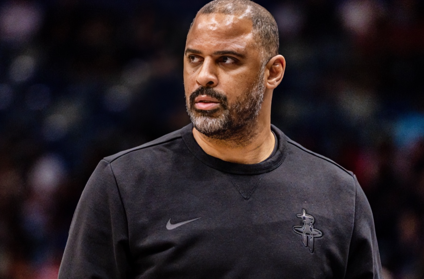 乌度卡人才啊！！！ 第四节还剩8分钟，火箭队100-77领先23分，湖...