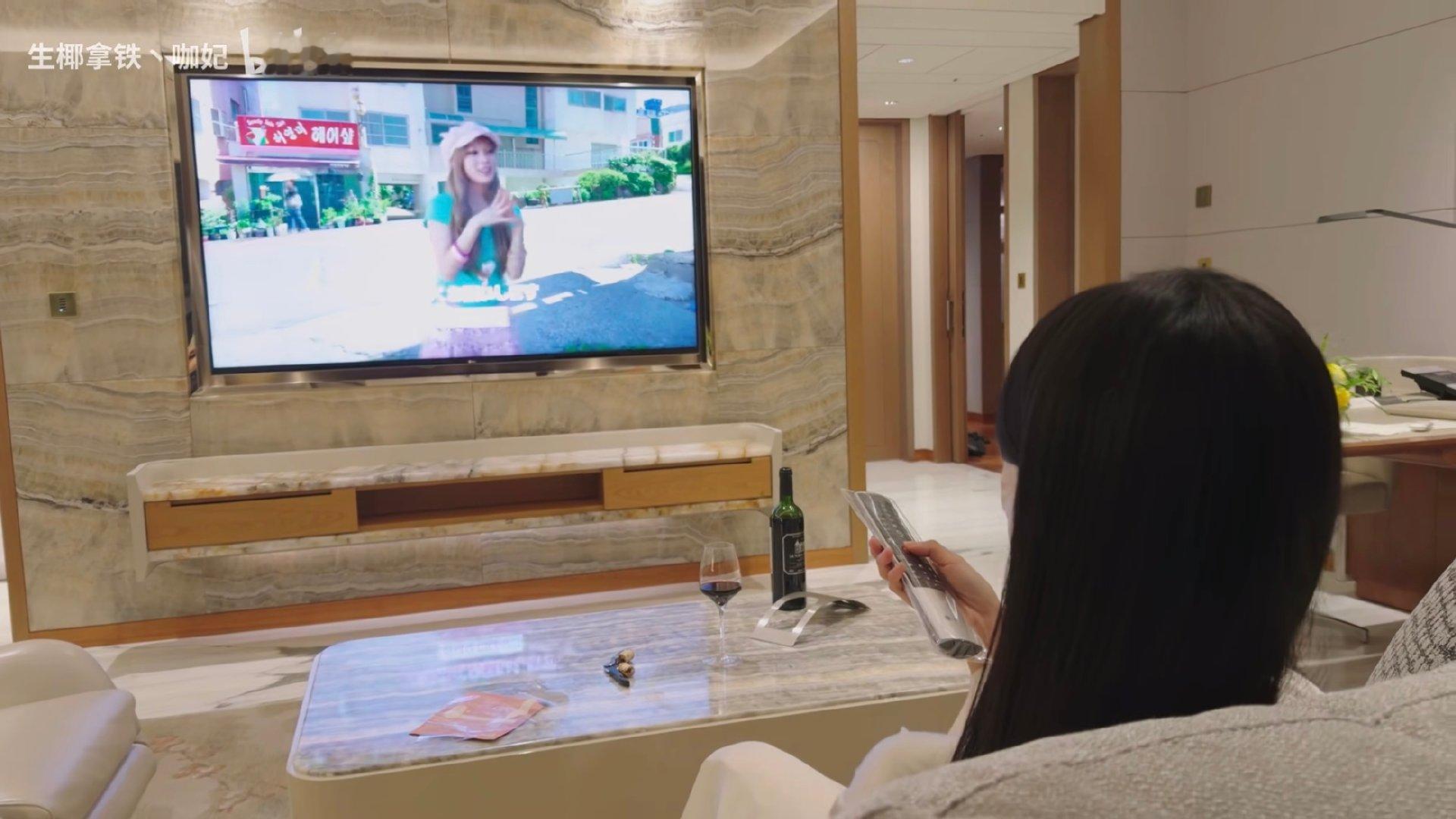 这集最后五分钟好震撼 在假想未来里人同时拥有了青春和对青春的感受 从meta的视角俯瞰世界线变动的起承转结 询问现在觉得成功了吗以后戛然而止的静音留白 过去现在未来被连成审视自我的莫比乌斯环 甚至也隐喻了很多团的当下 影像节奏明明是欢快的但底色又是哀的 cp的全新设定又是好嗑的（？ ​