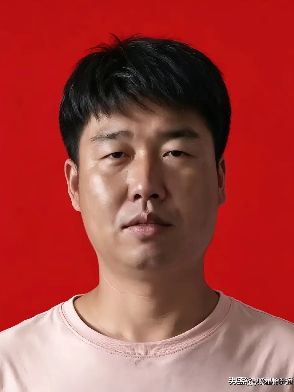 一个开挖掘机的东北大哥，请假带老婆孩子去大连看任贤齐的演唱会，结果人还没见着偶像，自己先火遍全网，连任贤齐都亲自发私信邀请他。这趟大连之行，到底发生了什么？

柳忠鹏，36岁，在沈阳开挖掘机，黑龙江鸡西人。2024年8月10日那天，他请了假，带着妻子和2岁的女儿坐车去了大连。目的很简单，去看11日任