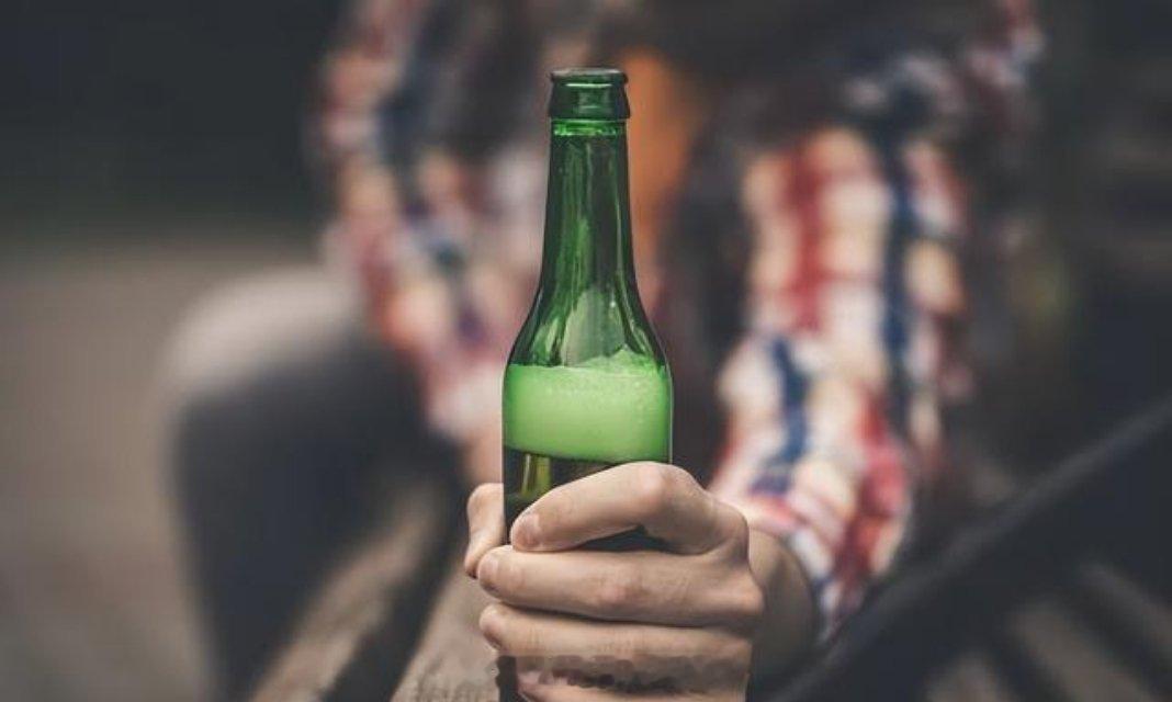 《印度时报》9月26日晚间，印度北方邦一名70多岁老妇，在自家门口被两名男子拖到她家后面的灌木丛里轮奸，还把她折磨致死。
第二天，遗体被发现时处于半裸状态，没有裤子。
昨天警方通过监控逮捕两名嫌疑人，30岁的拉杰什和34岁的拉瓦特。
两人声称，当时他们在门口喝酒，老妇出来阻止，所以他们要惩罚 ​