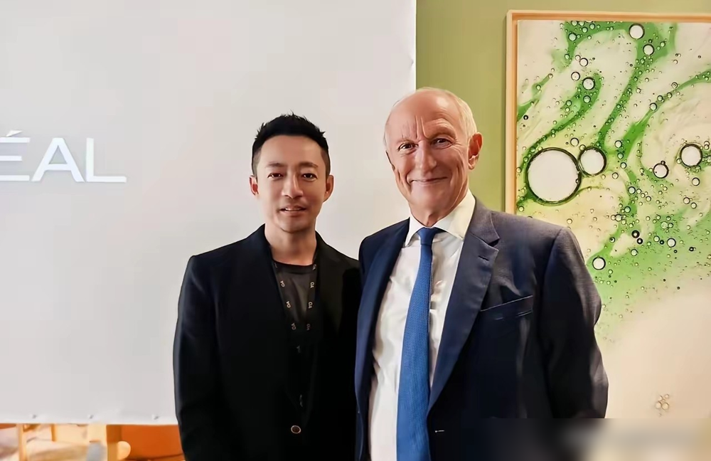 汪小菲这回是真被拿捏了。马筱梅挺着疑似孕肚，天天接送俩孩子上下学，晚上还陪着写作业，周末直接领去逛夜市。夜市里10岁的箖箖拽着她挨个认识小伙伴，回头还惦记着给她买爱吃的小吃。这后妈当的，亲妈也就这样了。但评论区风向很怪，一边夸贤惠，一边翻她去年整容旧账，连教育规划都有人骂双标，还说她偏心亲儿子。可你