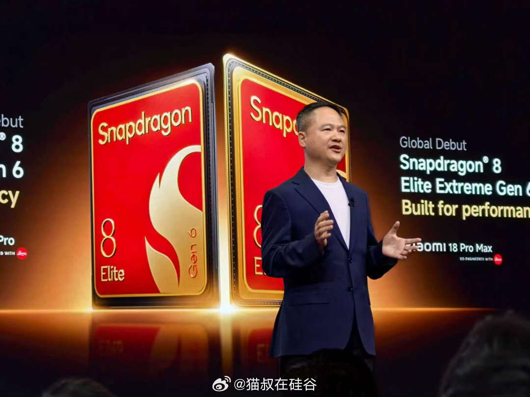 今年骁龙峰会没有再继续搞中国分会场，但中国合作伙伴却成为了绝对主角。

昨天高通发了两个新闻稿，里面的合作伙伴全部都是中国企业。骁龙新旗舰首发九大企业，有八家是中国品牌，还有一家摩托也是中资旗下。此外，高通还与阶跃、无良火和江波龙三家中国企业将300亿参数的MoE大模型搬进了手机。

原先 ​