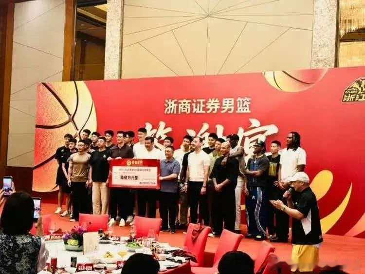 作为卫冕冠军的广厦男篮常规赛拿到33胜9负的战绩，排名联赛第二。季后...