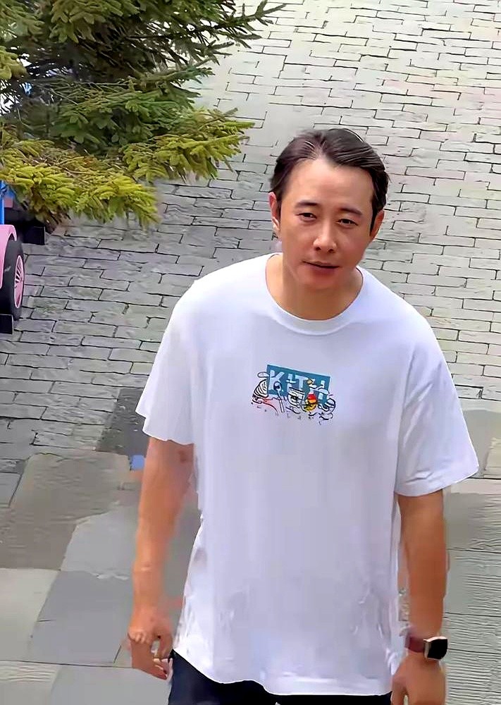 老婆唐嫣光鲜亮丽，罗晋却顶着后移的发际线和一嘴乱胡茬，被拍到活像个流浪汉。

满屏嘲讽他配不上唐嫣，照片里的他眼窝深陷，背佝偻着。但没人知道，这身行头是他硬生生熬出来的。

新剧里他演个跌落谷底的装修工，为了抠出那股穷酸味，他干脆不洗脸不刮胡子，直接把自己扔进人堆里。

更扎心的是，他父亲刚刚离世。