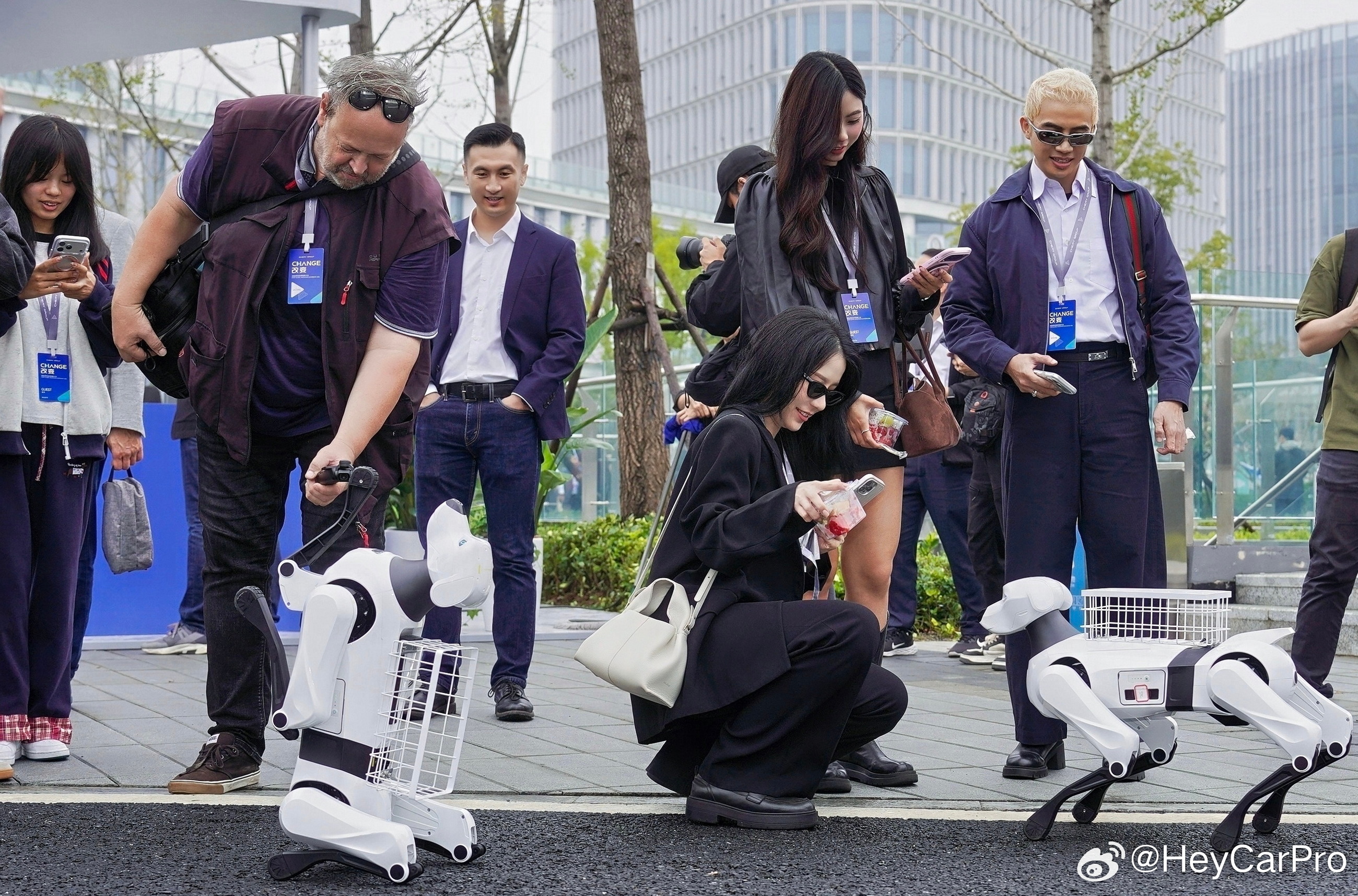 奇瑞全球创新大会开幕 发布瑶光 2035 战略

2026 年 10 月 20 日，以 "Change・改变" 为主题的 2026 奇瑞全球创新大会在芜湖奇瑞全球技术创新中心开幕。本次大会在发布奇瑞瑶光 2035 战略的同时，集中展示了 CheryMind 大模型、紫微芯片、Robotaxi、eVTOL 等一批技术成果。安徽省新能源及智能网联汽车 ​
