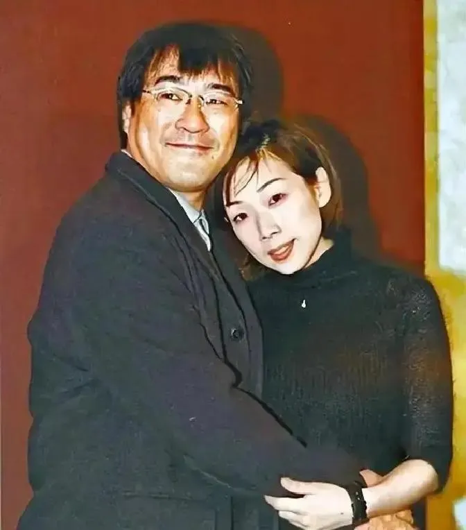 1994年，李宗盛婚内爱上了妻子的闺蜜林忆莲，两人同居了，不想林忆莲很快怀孕。李宗盛没办法，只能跟妻子摊牌：我要对她负责，咱俩离婚吧。
 
很多人听过李宗盛写的无数深情金曲，总觉得他最懂情爱、最懂遗憾。
可翻看他真实的感情过往，才发现他的人生，恰恰是自己歌词里最讽刺的写照。
世人只记得他和林忆莲的旷