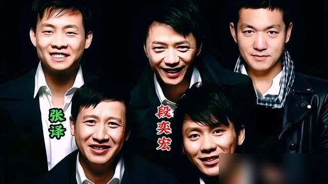 张译、张国强、段奕宏、李晨，四个老男人往那一坐，评论区直接炸了。没有滤镜，没有精修，就是几张素颜合照。有人眼角全是褶子，有人发际线失守。但底下清一色刷的是：我的青春回来了。
《士兵突击》播完快二十年了。当年许三多那句“不抛弃不放弃”，多少人抄在课桌上。现在再看这四个人，早就不在一个赛道上了。张译刚