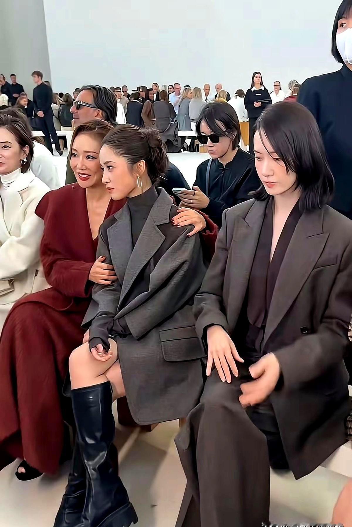 这张合照，沈月赢麻了。

身边一个是高叶，一个是林允儿，她坐中间，气场竟然一点没输。盘发加大衣，脸上没多余表情，那种清冷又疏离的感觉一下就出来了。

以前总觉得她就是个日系甜妹，身高摆在那，戏路被框得死死的。没想到换个造型，坐下来弱化掉身材短板，那张脸的故事感就全出来了。骨相很能打，轮廓也硬朗，完全