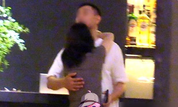 七夕深夜，36岁女星当着正牌男友的面，跟另一个黑衣男人搂腰拥抱，男友居然不拦着。

视频一出来全网炸锅。彭小苒喝得微醺，整个人靠在黑衣男身上，正牌高个子男友就站在半米外看着，一声不吭。

换作别的艺人早发声明或者装死了。她倒好，第二天睡醒直接发文承认恋情。男方是圈外人，刚开始接触。工作室立马跟进转发