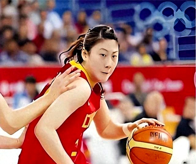 看着中国女篮在场上因为控卫短板急得团团转，真让人直叹气
 

国内选来选去，宫鲁鸣指导也只能把29岁的张曼曼推上主力控卫的位置
 

没办法，虽然她组织能力差了点，但至少能稳稳把球运过半场不失误
 

关键时刻人家还能投进救命三分，总比那些传球失误不断的强多了
 

说到底还是咱们青训底子厚不厚的问