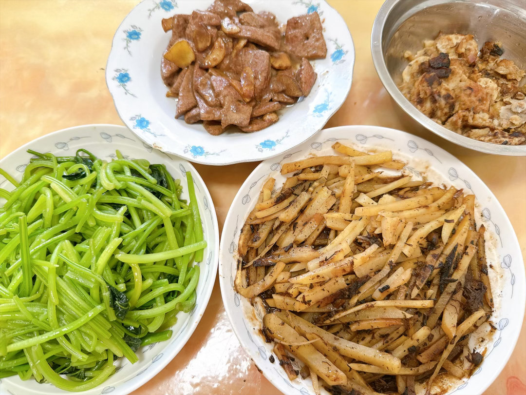 20260827，周四，晴转雨
又要来台风了……今年的台风怎么个个瞄准浙江orz
早晚两次高抬腿已经成了日常，出汗的感觉真好😌 本来想晚上换成健身环，不过因为家里来亲戚（=人）了，就还是改成了耗时更短的高抬腿。

下午研究了用codex制作网页。不想申请域名，就在本地用吧，反正也是打算自己使用的 ​