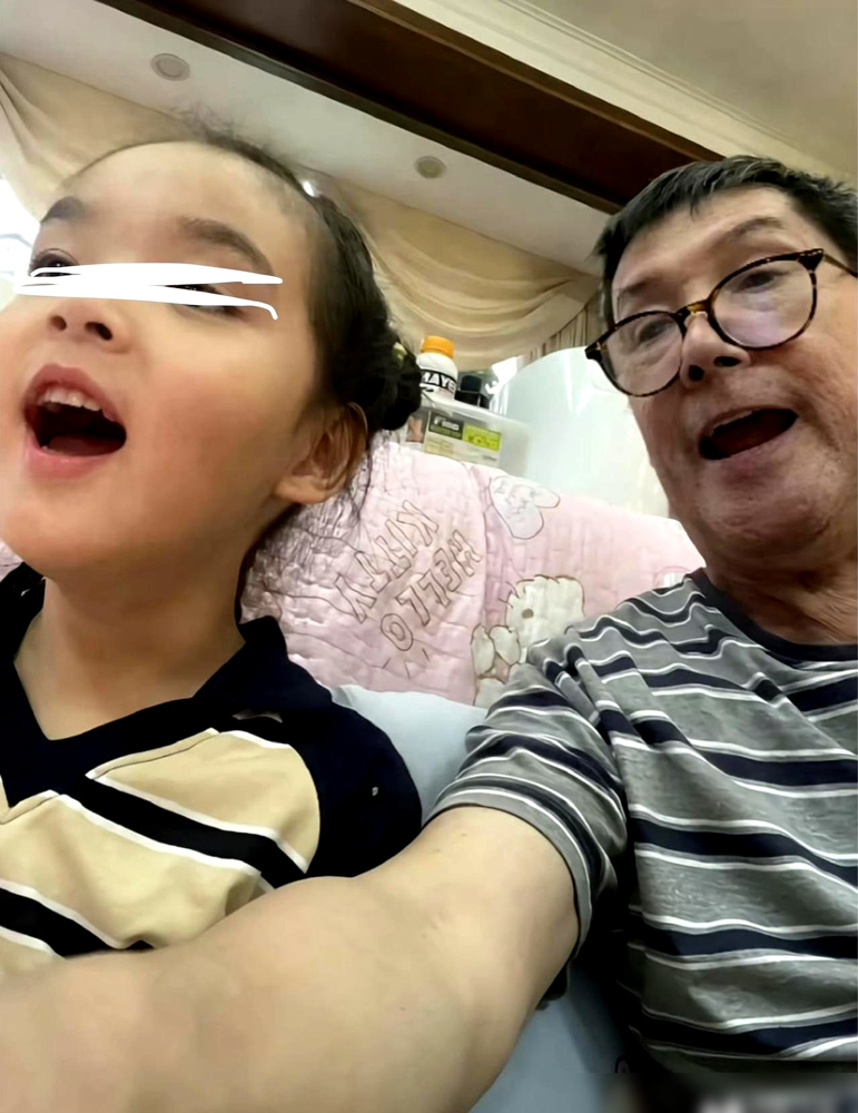 郭碧婷他爸直接把外孙正脸甩出来了，就眼睛打了码。配文更绝：都说孙女漂亮，可孙子貌比潘安。有人问是郭碧婷儿子吗，老头回一句：是向佐的儿子。
四岁向笙，长发及肩，扎个小揪揪，白净秀气，常被认成女娃娃。大脑门小圆脸，网友吵翻了：一半说复刻童年向佐，祖孙三代一张脸；一半说眼神和皮肤像妈。
郭爸自己补刀：