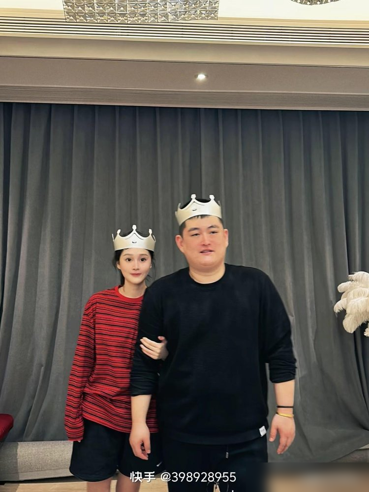 一张脸能换几个亿，赵本山却死活不进亲闺女的直播间。
球球自己都招了，赚的钱大半砸在整容上，美颜一关自嘲是悟空变脸。她想走捷径，多次求亲爹露脸带货，谁都知道老头坐五分钟就是泼天富贵。
可赵本山呢？商演综艺全推光，天天在三亚晨跑、遛鸟、拉二胡，坚决不露面，还反手撂下一句硬话：卖正品，别霍霍人。
真