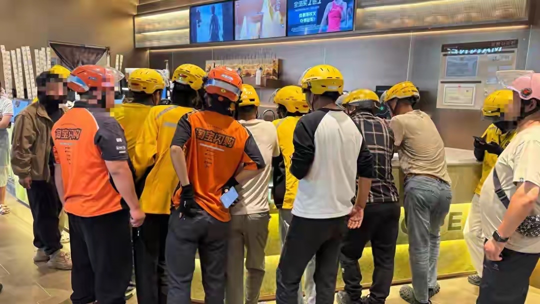 为庆祝郑钦文中网夺冠，霸王茶姬推出饮品买一送一活动，直接引爆订单。小程序崩溃，多地门店爆单，叫号排至三四百号，顾客和外卖小哥要等数小时，不少门店被迫暂停线上接单。
霸王茶姬 郑钦文 中网冠军 买一送一 茶饮热点
