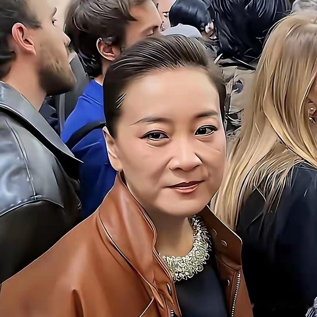 为什么瘦下来之后，大家都说贾玲性情大变
 
自从拍完《热辣滚烫》大幅度减重之后，很多观众明显察觉到贾玲不一样了。
 
综艺上不再拼命抛梗逗乐，出席活动安安静静，很少再大大咧咧开怀大笑。不少人感慨，好像从前那个热闹爽朗的贾玲不见了，仿佛性情彻底变了一个人。
 
其实并不是她的本性改变了，而是从前的活泼