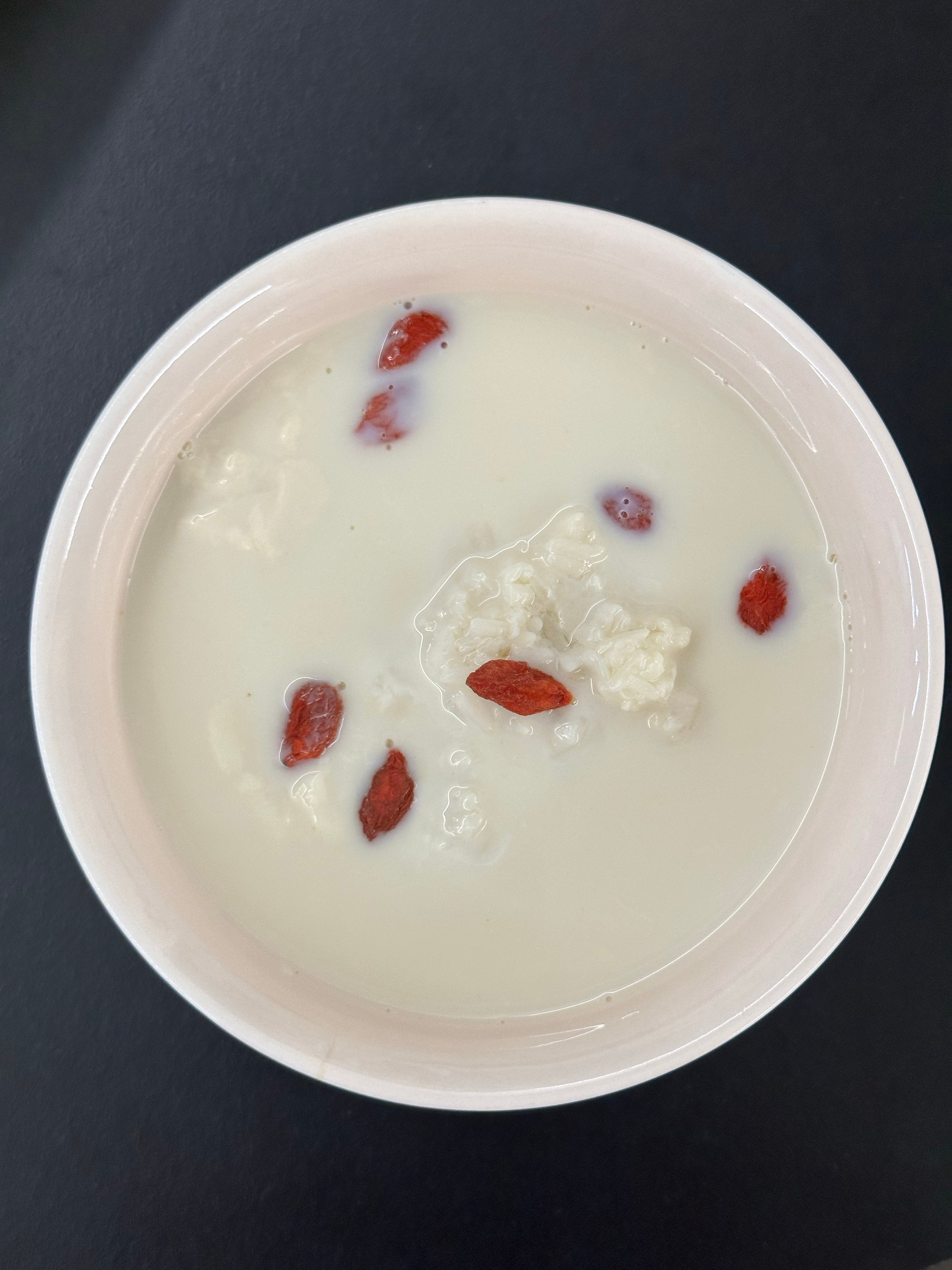 我的美食日记我的宝藏食谱近期主线任务：备战大姨妈。然而姨妈推迟了……看我饮食上还做了啥准备！👇酒酿豆腐花🥣豆浆+酒酿+内脂豆腐，照着博主说的买的，没想象中好吃，一般般吧。做法简单，就是这三样放一起加热一下，外加几颗枸杞。解嘴馋吧！紫苏炒猪肝🌱猪肝切片泡水去血，紫苏切碎，和蒜末姜末一起大火快炒，补铁又暖身。可以加一丢丢辣。味道不错。再安排吃牛肉、吃榴莲，这一套下来，姨妈来应该不那么痛了吧就等她来了……你们大姨妈前都吃什么？给我取取经呀～女性养生暖宫食谱经期饮食备战大姨妈 温州