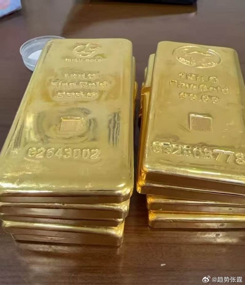 #全球黄金大迁徙#
多国央行加速黄金回流本土，一场大规模实物黄金迁徙正在上演。
 
地缘与资产安全考量下，全球储备格局重构，黄金的战略配置价值持续提升。
中长期给金价托底，但短期仍受美债、美联储政策左右波动。
A股贵金属板块跟随外盘起伏，不追情绪冲高，等待回调机会。 ​