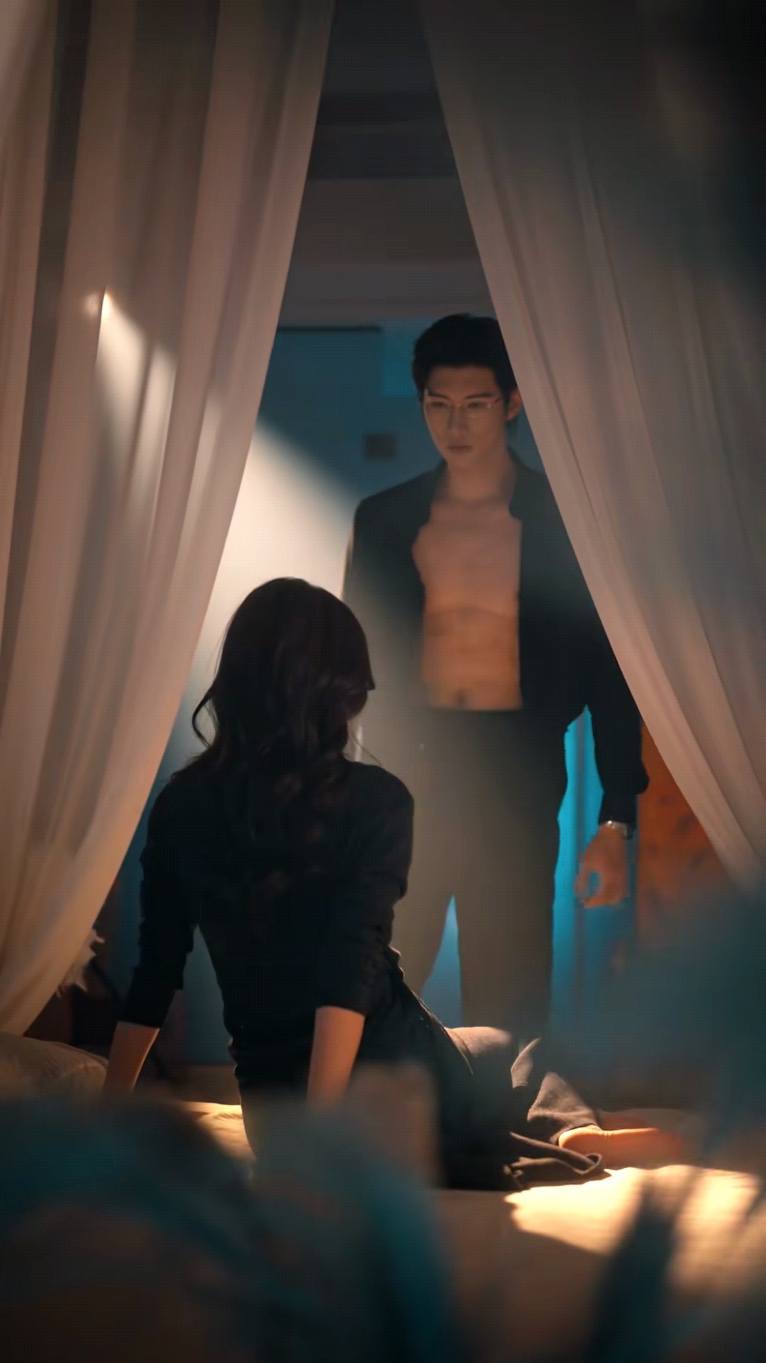 #短剧# 
星星剧评：陈瑞丰 & 郑晨雨《婚难自控》
推荐：🌟🌟🌟✨（三星半）

算好看的下沉剧，契约婚姻，先婚后爱，从肉体到灵魂，误会梗，框架是挺老的，但是女法医和吃“骨头”的醋算有点新意，老瓶装新酒。

📖 联姻三年，女主一直扮演温顺贤妻，只等合约到期和男主体面离婚。一场车祸让男 ​