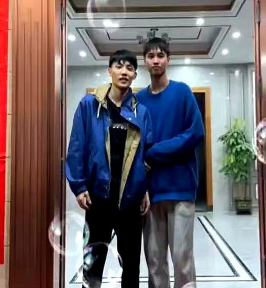 CBA球星徐杰的弟弟，这身高长相简直“复制粘贴”！    最近徐杰全家...