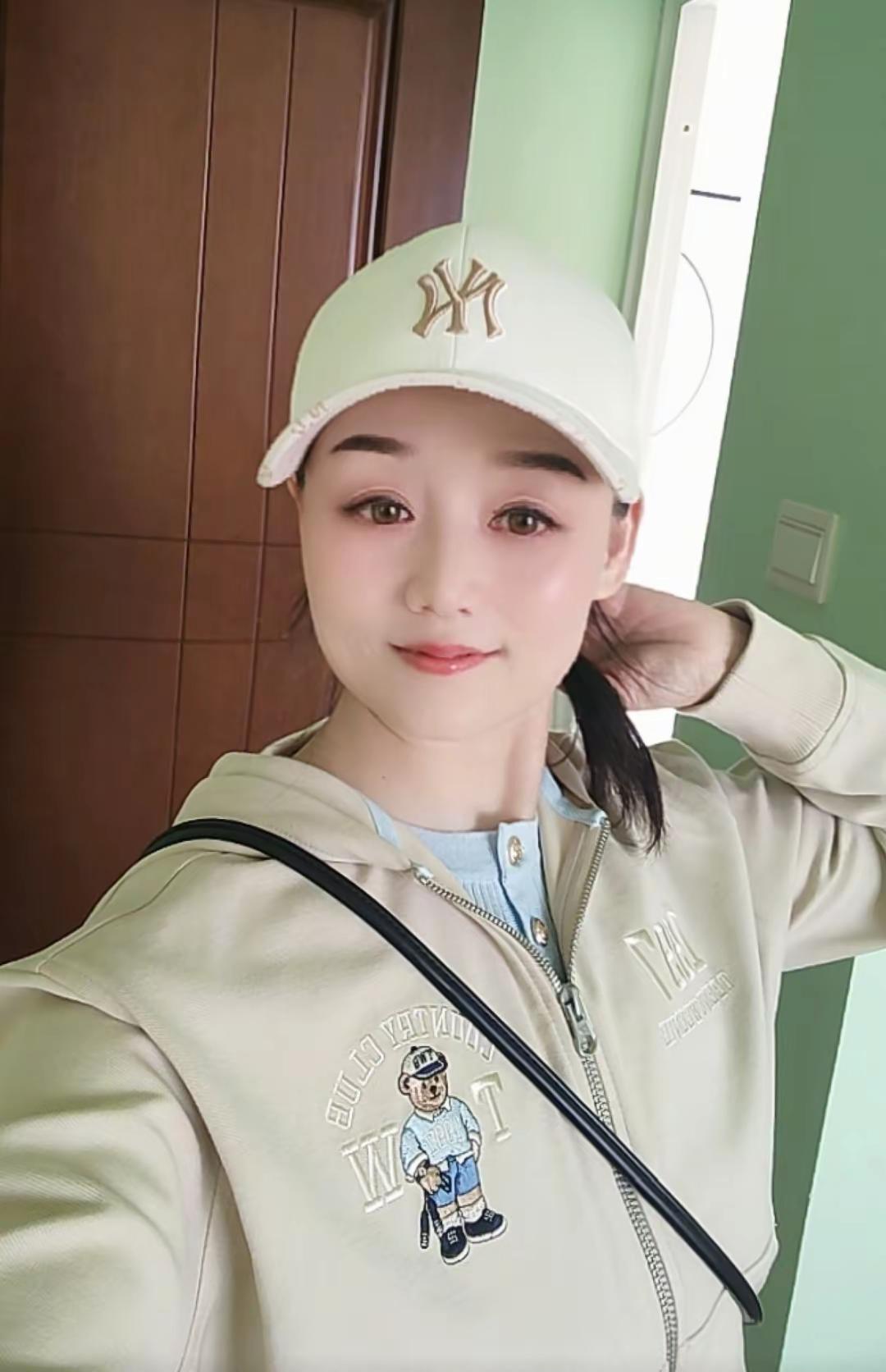 <p>酷酷的小姐姐 运动风 <!--{img:0}--><!--{im...