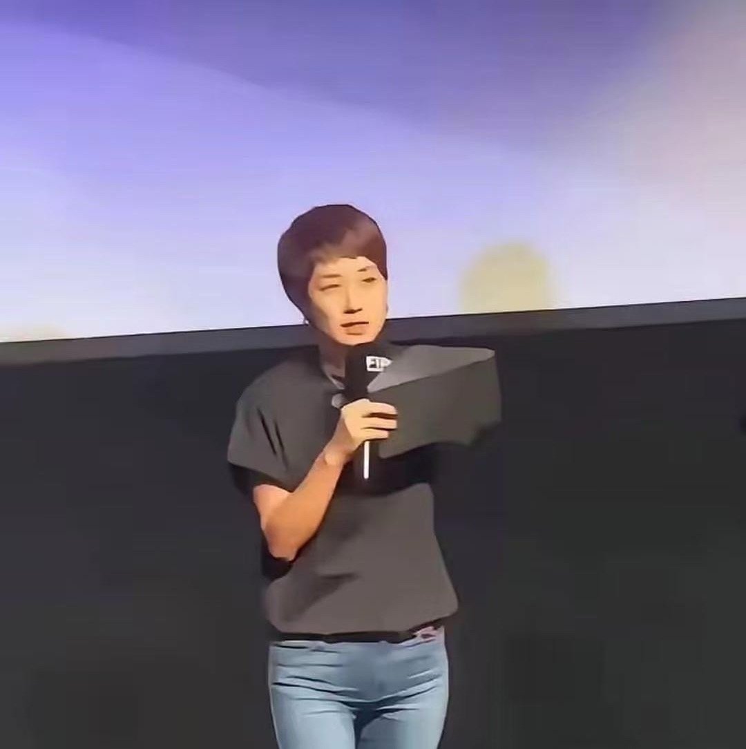 马伊琍这条裤子怎么看都透着股怪异感，难道是穿反了？ ​
