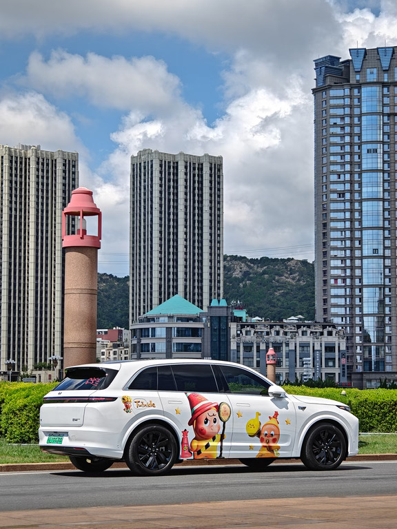 云漫天空，车轮驶过城市风光