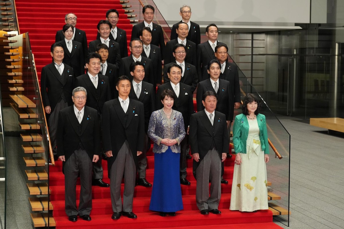 日本首相高市早苗的这场内阁大换血，彻底关上了中日关系缓和的大门。连最后一张能缓冲局势的温和面孔也被无情清洗，未来的日本政府里，一旦遭遇中日摩擦，连个能真正递话、降温的人都找不到了。

9月17日，高市早苗完成内阁改组。表面上看，防卫相、外相等8个核心阁僚原封不动，主打一个“骨格维持”的求稳。但剥开这
