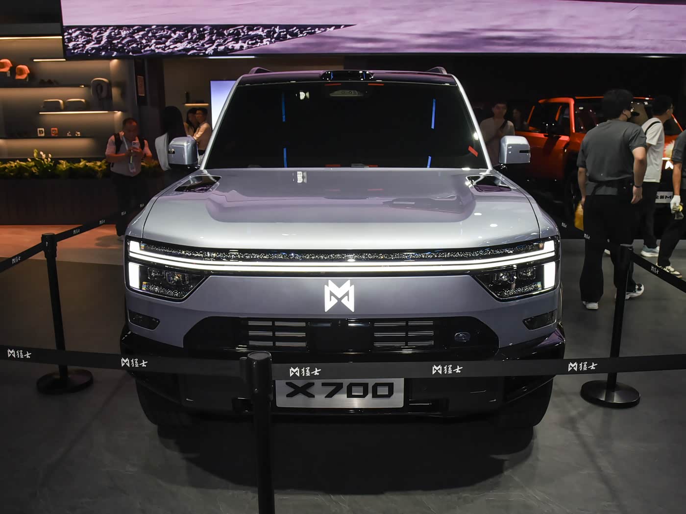 国产又一方盒子SUV，东风猛士X700将上市

在2026成都车展首发亮相的东风猛士X700近日发布了最新消息，新车将于9月28日开启预售，在车展亮相了外观部分之后，内饰也终于正式发布了。

中控台是目前新能源流行的大屏化设计，仪表盘是一块单独的内嵌式显示屏，中控屏和副驾屏是悬浮式的连屏设计，另外一