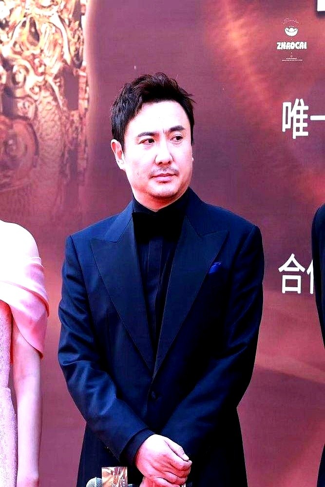400亿票房的沈腾对着镜头搓手讨活干，他已经9个月没进组了。

都以为顶流也接不到戏，其实人家桌上没剧本是因为把烂本子全推了。手里攥着大制作，这段时间的闲纯属爱惜羽毛闭关蓄力。

但横店是真的冷。八成摄影棚落满灰尘，开机率直接拦腰斩断，老板们全攥着钱跑去搞短剧了。同样是空窗期，顶流这叫体验生活，普通