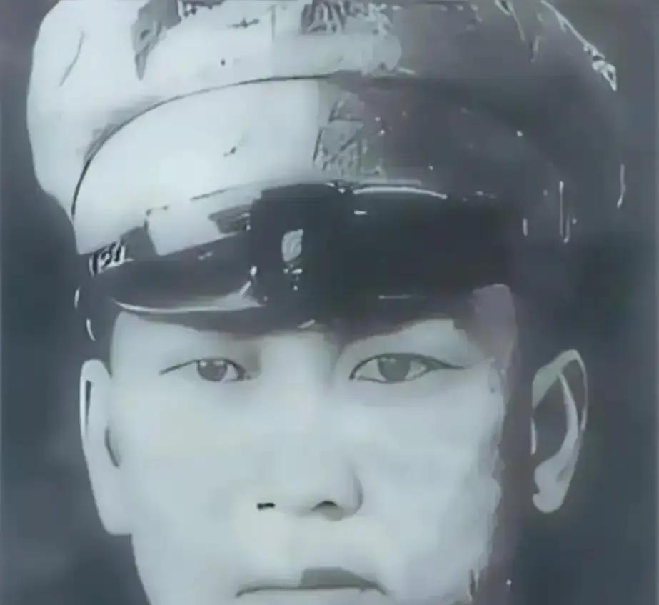 1949年，张治中的女婿第120军军长周嘉彬，既不抵抗，也不起义，而是直接下令就地解散部队，悄悄放走大牢里的政治犯，随后只带了一本《曾国藩家书》，默默出走香港。
 
命令下达的前一夜，周嘉彬在军部办公室里枯坐至天明。油灯下，摊开的地图与往来电文都成了废纸。勤务兵送来的饭菜冷了又热，热了又冷，他一口未