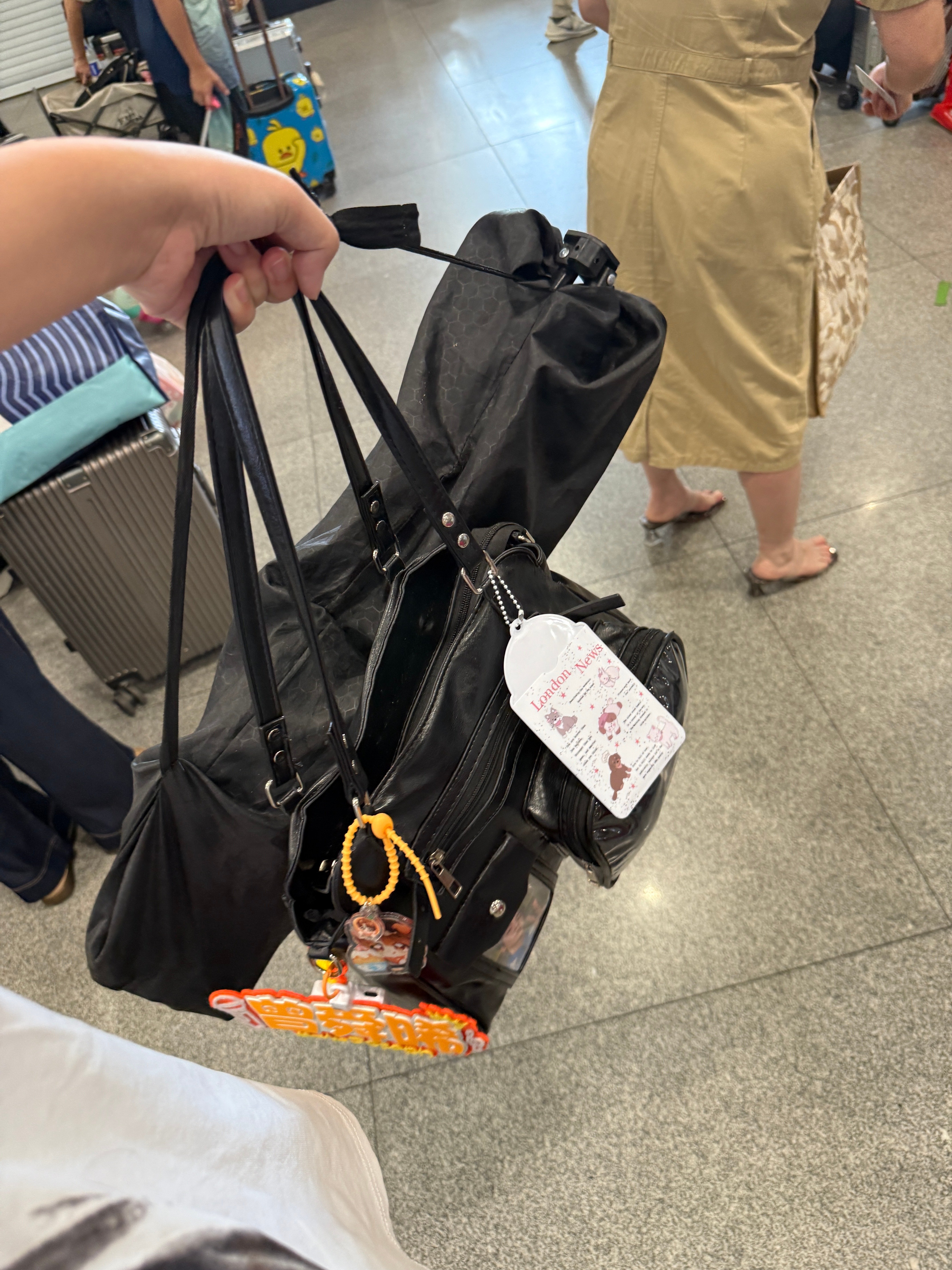 我爸送我到高铁站说我 扛起凳子 就是兵。。 又要奔赴战场了[淡淡的]...