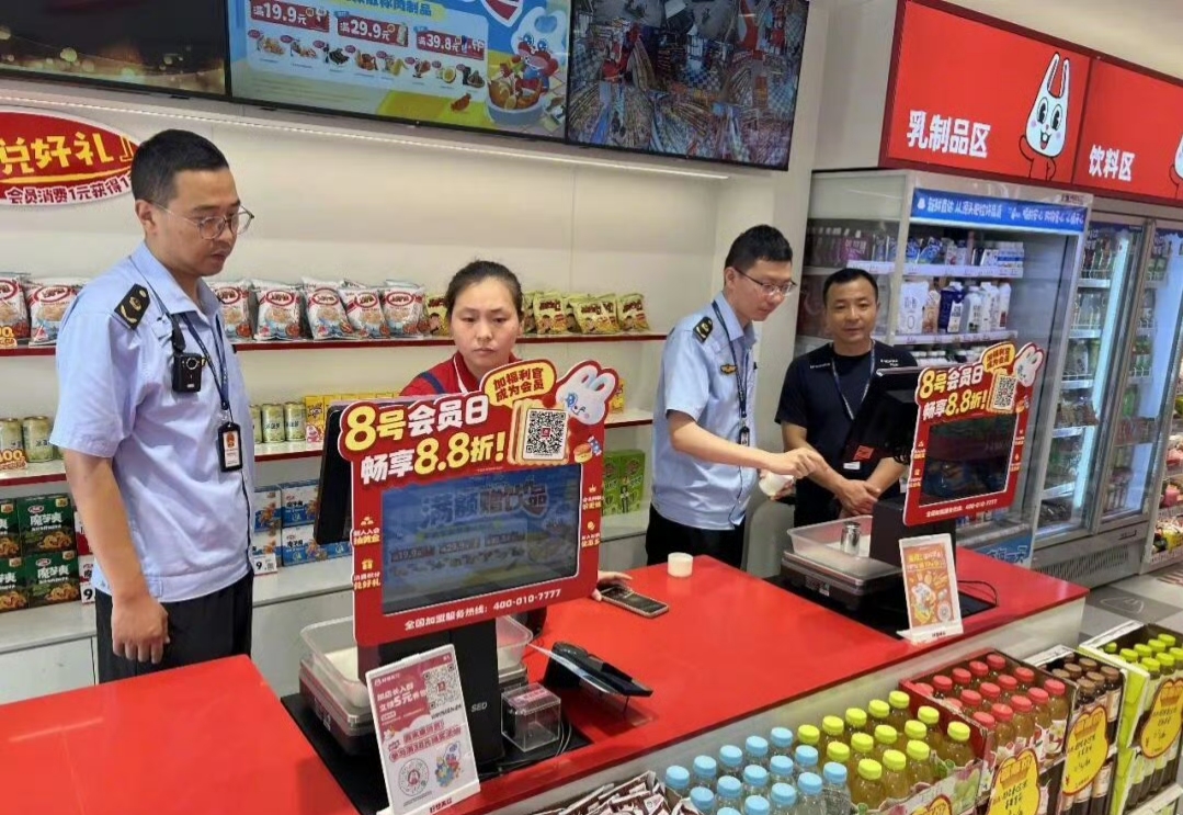 能管千家门店的赵一鸣管不好一台秤
 
量贩零食赛道扩张迅猛，赵一鸣凭借加盟模式快速铺开数千家门店，靠着平价实惠收获大量消费者的青睐。可近期接连曝出的称重乱象，却让人发出疑问：可以统筹千家门店运营的品牌，为何连最基础的一台电子秤都管不好？
 
河北沧州的消费案例极具代表性，消费者购买四块牛肉干，门店称
