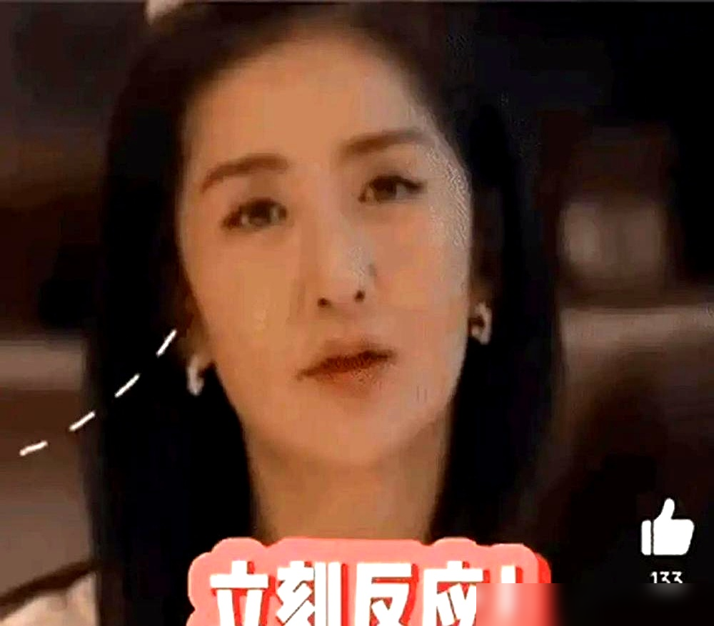 袁咏仪当着董子健的面，直接来了一句我很不喜欢这个女的。说的就是赵丽颖。
她看《谁是凶手》看魔怔了，把沈雨当成了赵丽颖本人。那个心理医生，阴恻恻的，眼神像能看穿你又藏着钩子，观众都说看得后背发凉。
袁咏仪连角色名都没记住，就记得讨厌。谢娜说她当时紧张得像个闯祸的小孩。事后她没糊弄，真去补了赵丽颖别