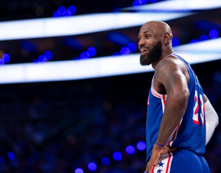 NBA常规赛，76人114-109击败步行者。赛后，76人主帅纳斯接受了媒体采访，谈到了詹姆斯为恩比德传球的能力。

记者问道：“詹姆斯能够更加轻松地把球送到恩比德理想的接球位置，这对你们的进攻有多大帮助？无论是在挡拆配合中送出传球，还是当对手在低位绕前防守恩比德时，他都能够从防守人头顶把球吊过 ​