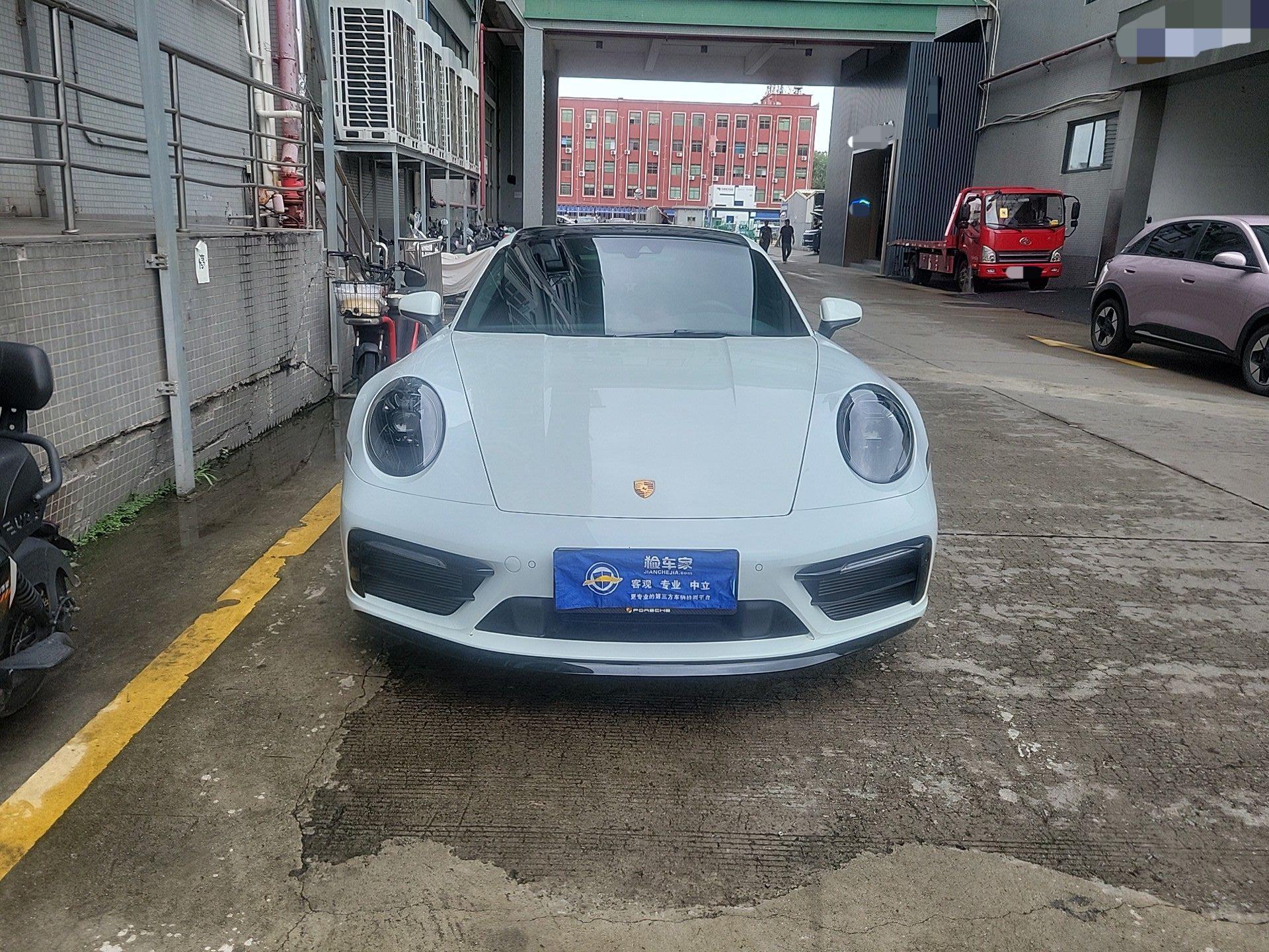 五年时间只开了8千公里，这辆二手车调表了吗？
前两天帮粉丝检测了一台保时捷911，2021年5月上牌的卡雷拉S，表显仅8千多公里，二手挂牌98.80万；
检测车况很精品，外观贴膜，全车原版原漆，后屁股尾标抠掉，加装了升降尾翼，轮毂小刮擦，底盘轻微托底划伤；
很多人可能怀疑公里数有假，毕竟五个年头了，