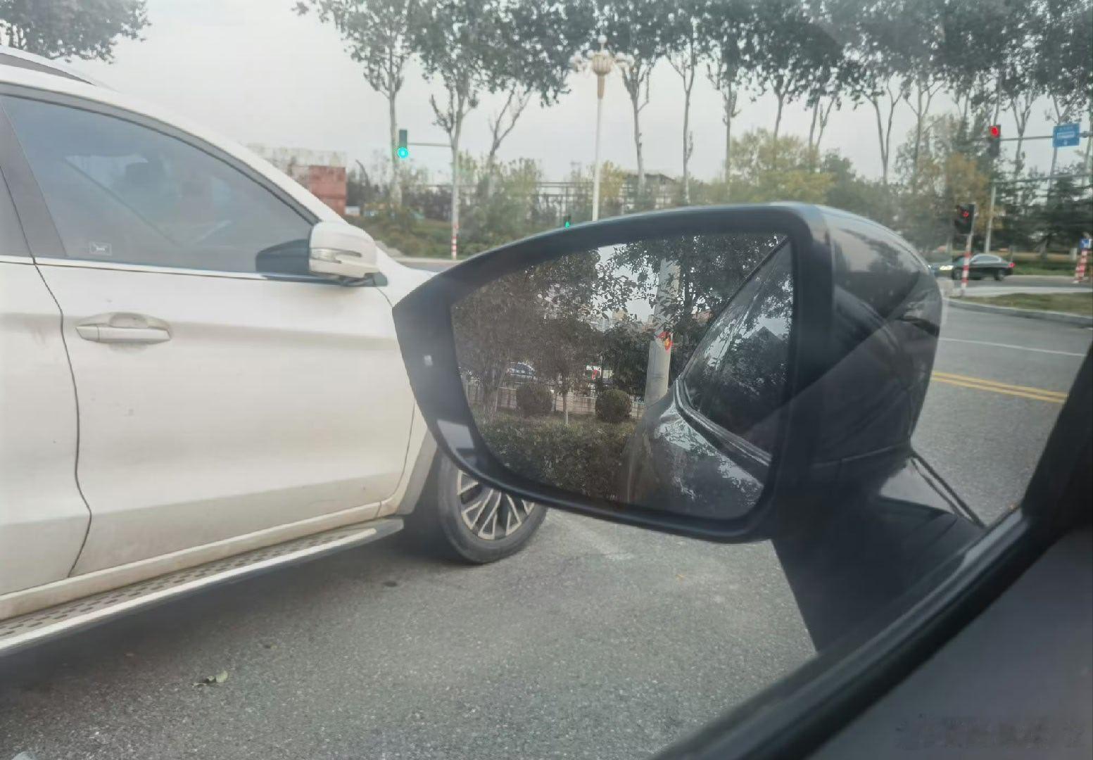 说出来不怕笑，换车之前，我开车就认市区那几条路。一上高速就紧张，跑长途从来都是别人开，我坐副驾。
去年换了深蓝S07纯电版，领航辅助这功能我早用惯了，平时通勤也开。真正考验是上个月，大学同学结婚，在邻市，二百多公里。家里人都有事，我说那我自己去。上了高速把领航辅助打开，它自己跟车、变 ​