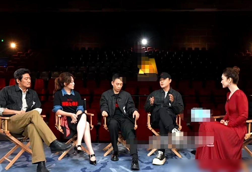 陈思诚拍戏，几乎从不超过五条。
真不是吹的。《神探之痕迹》宣传时他亲口说的，大部分就拍两三条。别的导演磨几十遍找感觉，他反过来，专逮演员第一条。
有场重头戏，演员走位都还没完全顺，他直接喊开机。结果对手戏演员一激灵，台词磕巴了一下，情绪反而全对了。他说这条最好，就它了。
他说演员出身最懂，第一