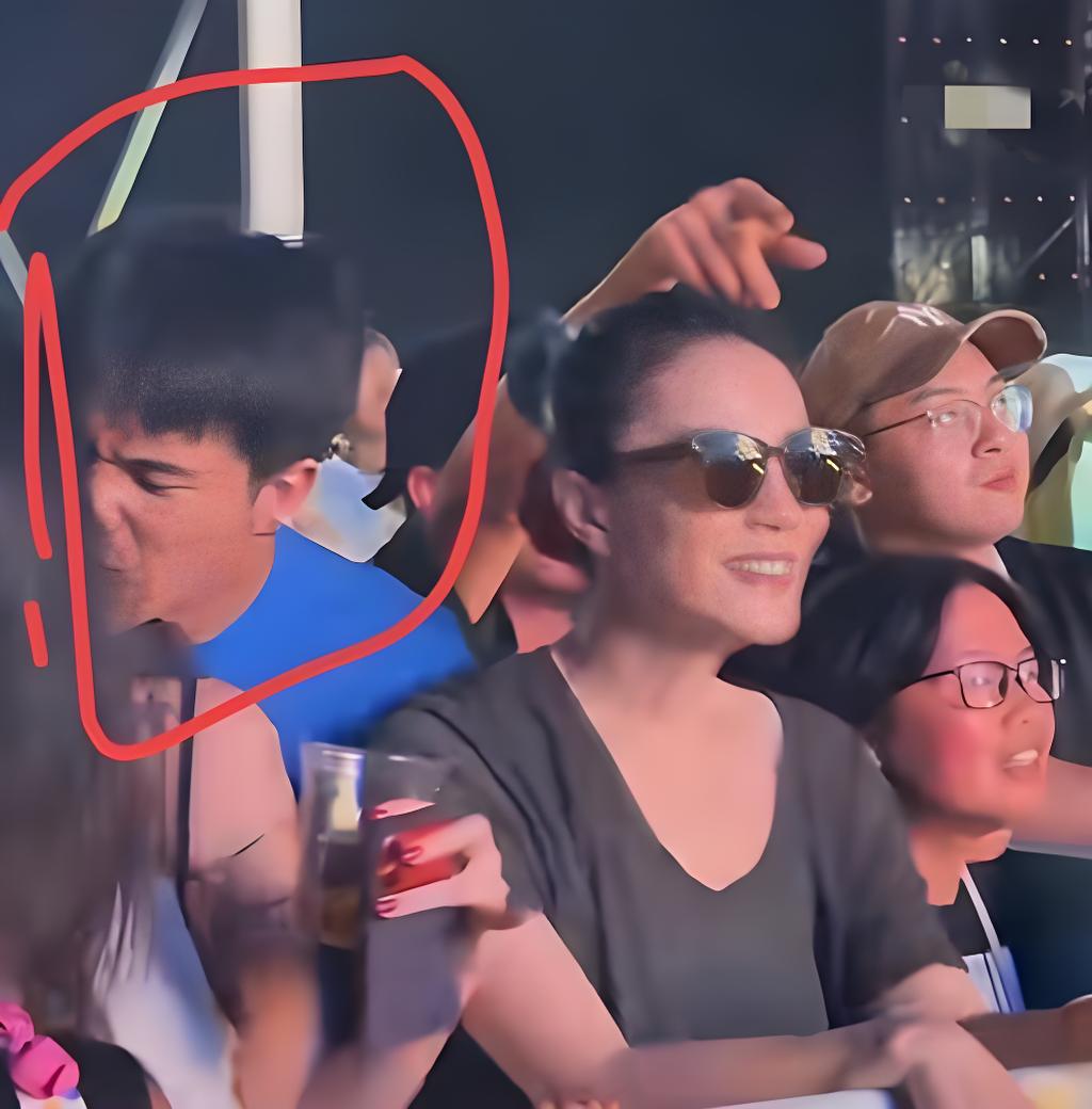 王菲的男闺蜜彻底翻车！音乐节当众失态，引发全网热议

前段时间阿那亚音乐节，王菲带着女儿李嫣到场观看窦靖童的演出，没想到一场风波在网上持续发酵。
 
跟随王菲一同前去的，是她相识16年的男性好友、御用摄影师Ryan。
当晚Ryan饮酒之后，当众对歌手陈粒做出越界的肢体举动，陈粒当场直接将对方推开。现
