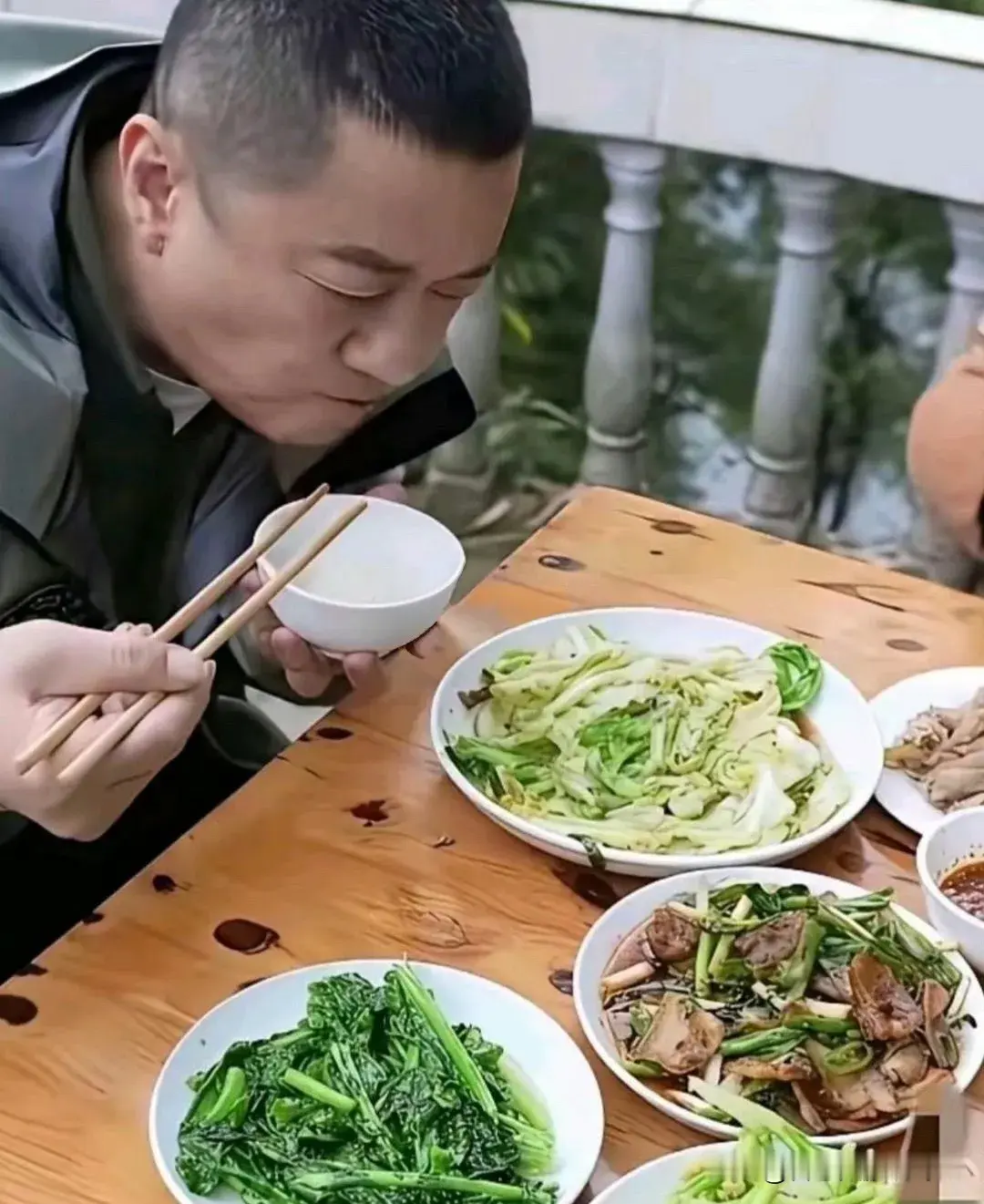 李亚鹏还是非常朴实的人，生活中不讲究吃不讲究穿，一心搞慈善。
李亚鹏平时吃的就是这些家常菜，没有什么大鱼大肉，和普通家庭没有两样。
穿的衣服都是几年的旧衣服，有的已经坏了，还穿着。
但是做慈善却是全力以赴的，把精力都放在做慈善上了。