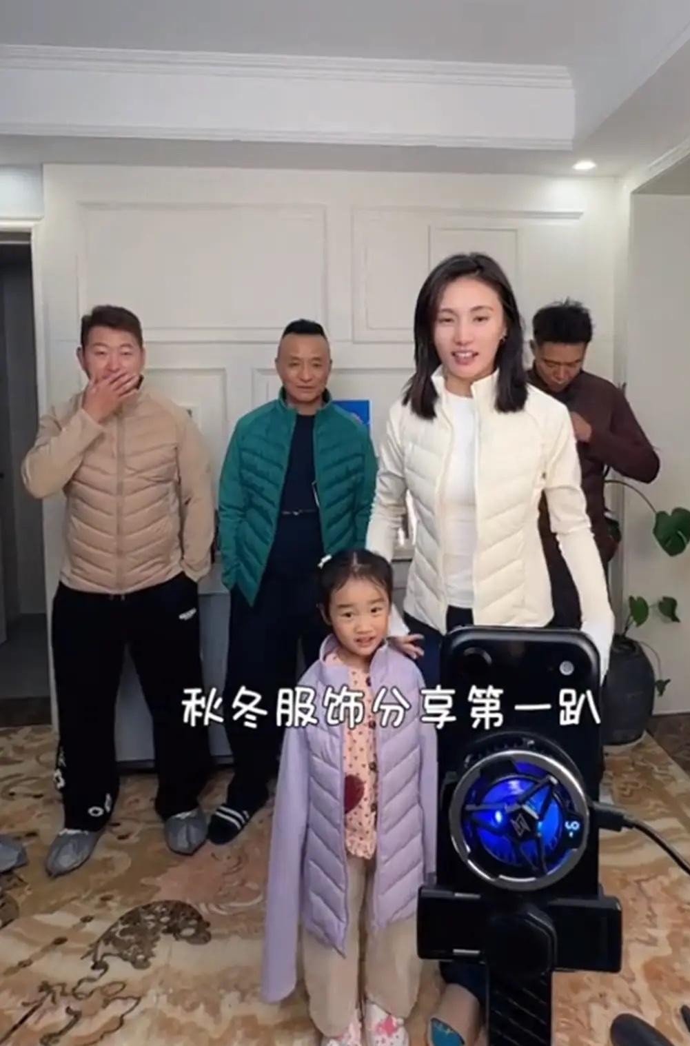 当年信誓旦旦说“绝不让孩子沾直播间半点光”的李亚鹏，这次恐怕真得被现实狠狠打脸了。
窦靖童和李嫣当年被保护得密不透风，连个正脸镜头都难求。
结果到了小女儿夏夏这儿，画风全变了。
海哈金喜最新发出来的日常里，年仅4岁的小姑娘直接换了好几套羽绒服，乖乖对着镜头摆姿势，明眼人一看就知道，这是在给橱窗