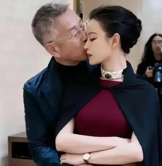 陈道明女儿陈格这段被编出来的“择偶故事”，戳破以后反而更耐人寻味。网传那句“宁可嫁没文化的也别碰有文化的伪君子”查无实据，可陈格真实活法比假鸡汤硬气得多：13岁独闯英国，回国不借父亲名气，扎进越剧团从龙套、扫后台、凌晨调灯光开始，后来转做幕后，抵押房子也要自己扛项目。陈道明从没替她铺路，只给过“健康