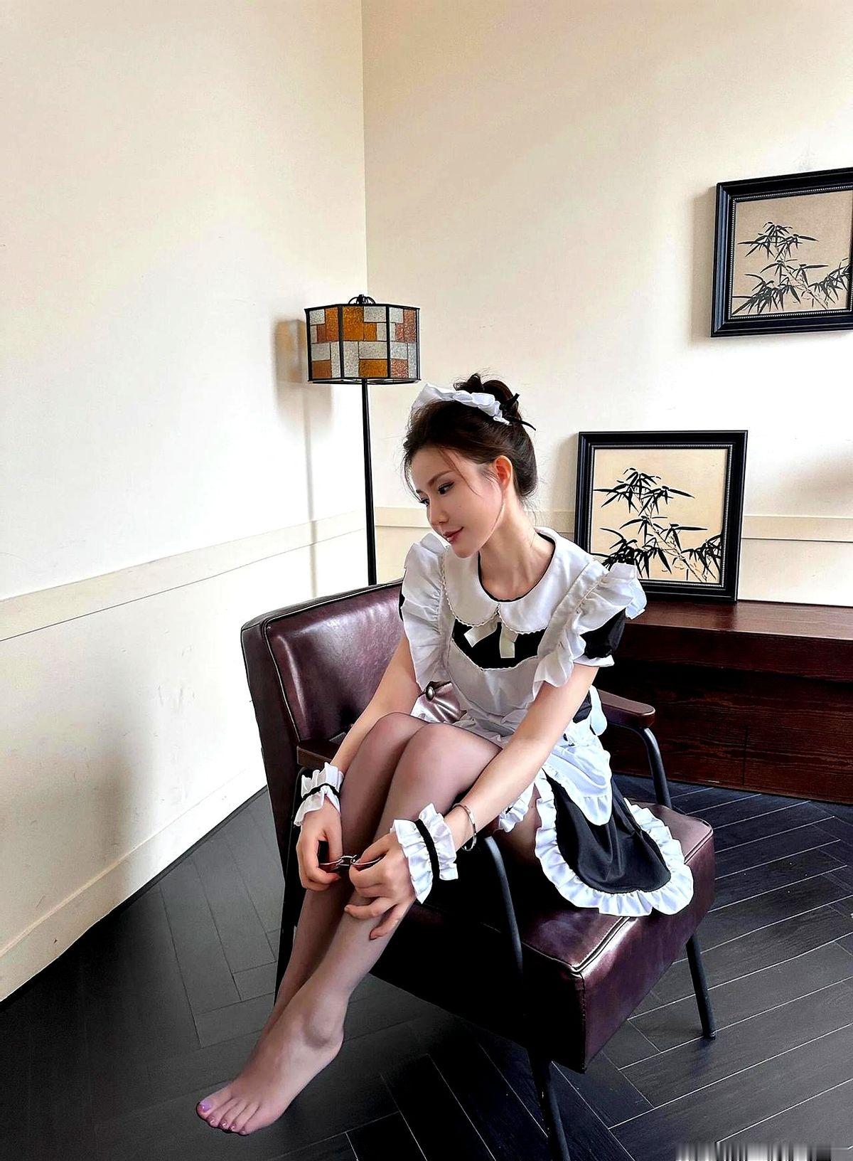 分享女神美图分享性感美人图，女仆装造型迷人，优雅又带感，张张让人心动！...