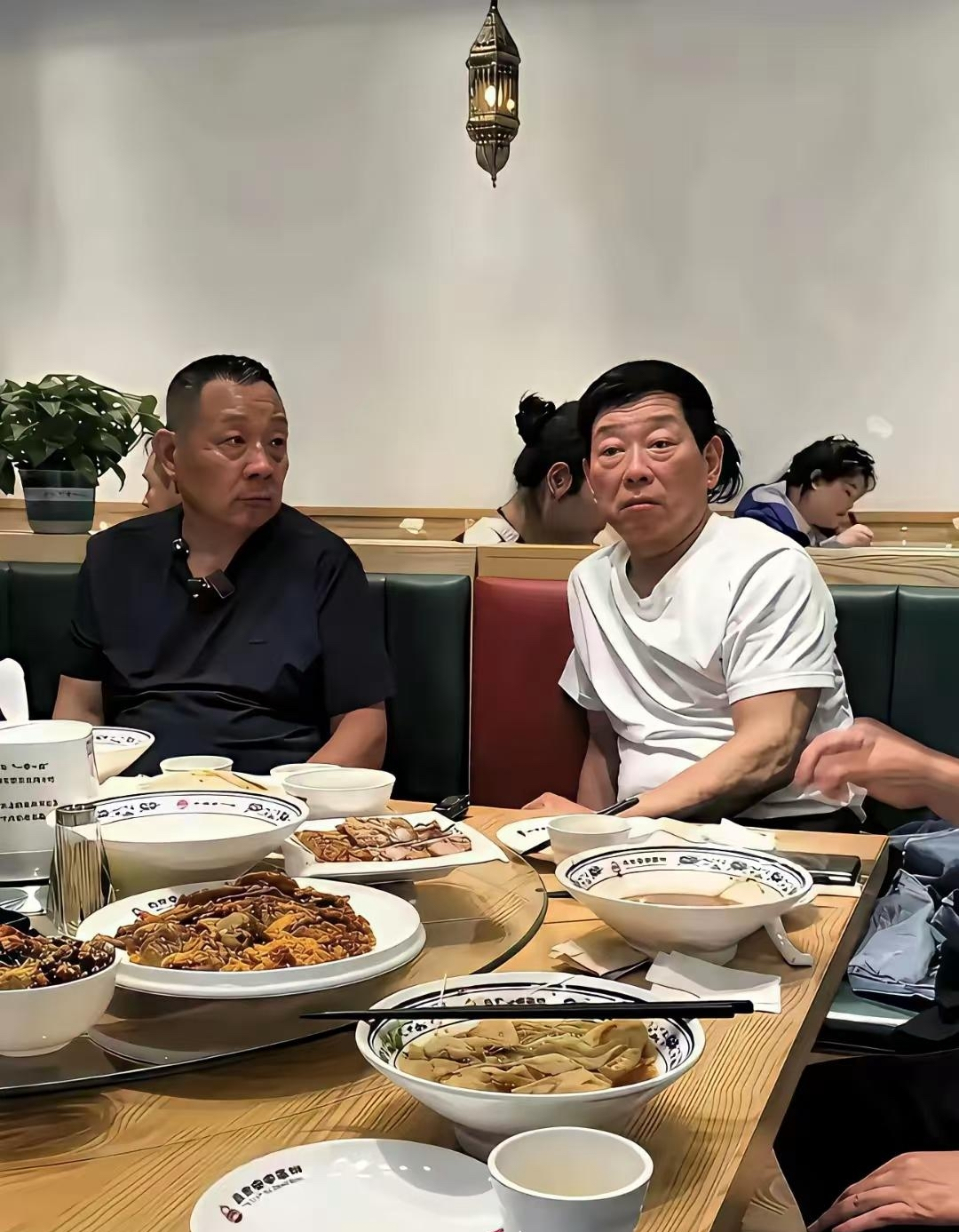 看到胖东来董事长于东来和长城汽车董事长魏建军同桌吃饭的场景，我才知道什么叫格局，，全程没有山珍海味，也不是什么五星级酒店。俩人连个包厢都没开，就挤在大厅散台，桌上就几道接地气的家常菜。最绝的是，连瓶茅台都没上，不是他们吃不起海参鲍鱼，钱得花在刀刃上，真没必要为了个虚面子去充大头，你觉得呢？