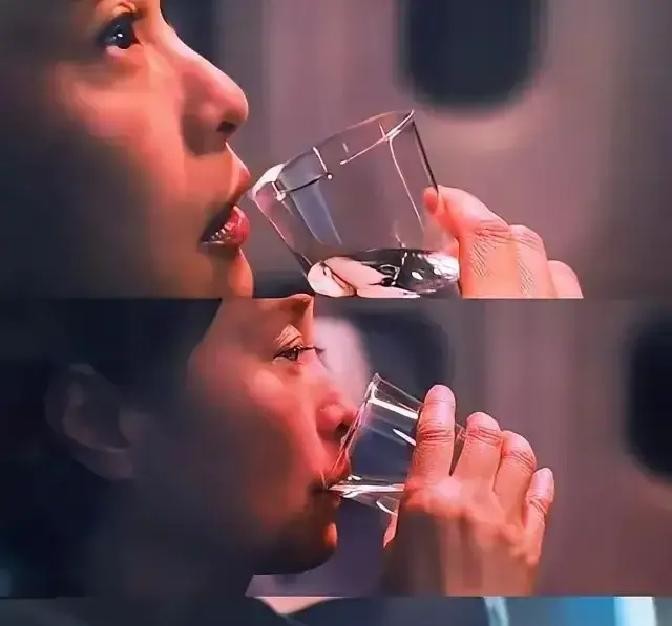 吴越演了三十年正派，结果在《交锋》里当逃犯，刚躲过追捕，几经生死，最后死在了自己要的那杯水里。

剧情里她演的逃犯一路躲一路逃，几次差点被抓住。观众看得憋屈，说主角都逃到这一步了，说没就没了。

吴越没用台词，全凭一个眼神。镜头给到特写，满脸疲惫，眼神空洞。这段表演被观众说成“演活了亡命之徒的终局”