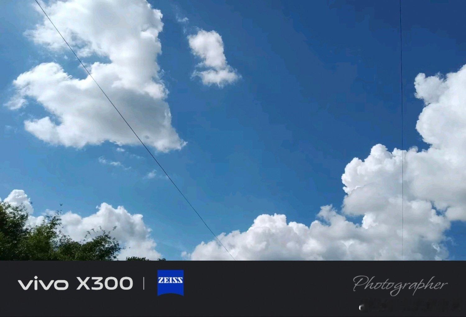 #vivo[超话]##vivo超话# 蓝天配上一团团棉花云，简简单单的画面，光是看着就觉得内心特别平静。 ​