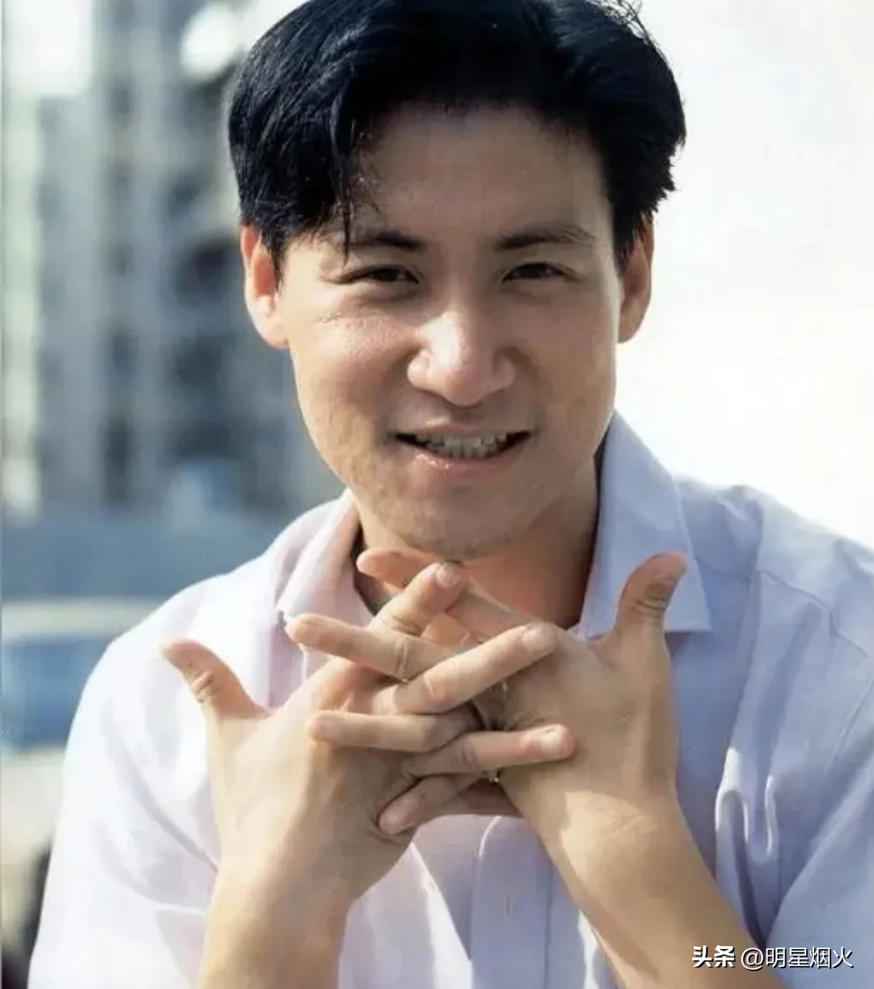 各位老铁，你们知道64岁的张学友最近自嘲“失业”了吗？别人到了这个年纪早就想歇着了，他倒好，嘴上喊着失业，身体却比谁都诚实。前两天刷到他的一个动态，直接给我看愣了。他刚结束长达两年七个月的巡演，整整324场啊，直接破了纪录。换成别人早躺平了，可他非但没停下来享清福，反而跑去跟团队开