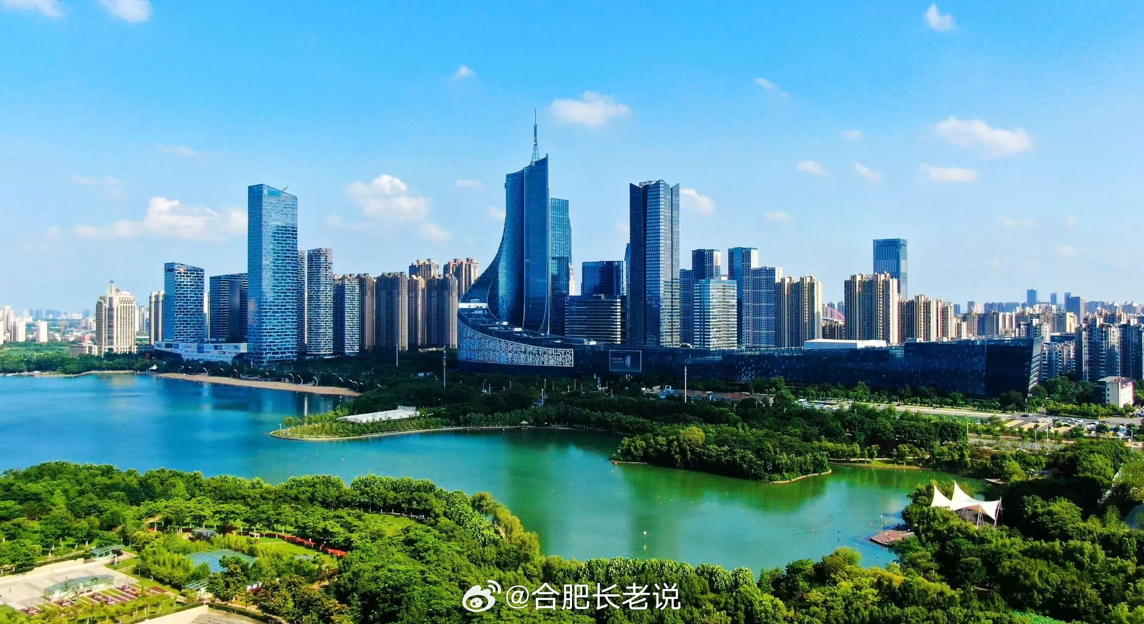 天鹅湖文化商务区科产融合基地揭牌！10月21日，蜀山区笔架山街道联合中国联通安徽省分公司举办“智联科创赋能・深化科产融合”主题活动。天鹅湖文化商务区科产融合基地正式揭牌，30余家辖区企业、科创主体及专业服务机构现场对接。这座科产融合枢纽，让创新链与产业链在此交汇相融。在“科里科气”的蜀山，科创对接从科技园区延伸至商务楼宇，城市科创布局再落一子。