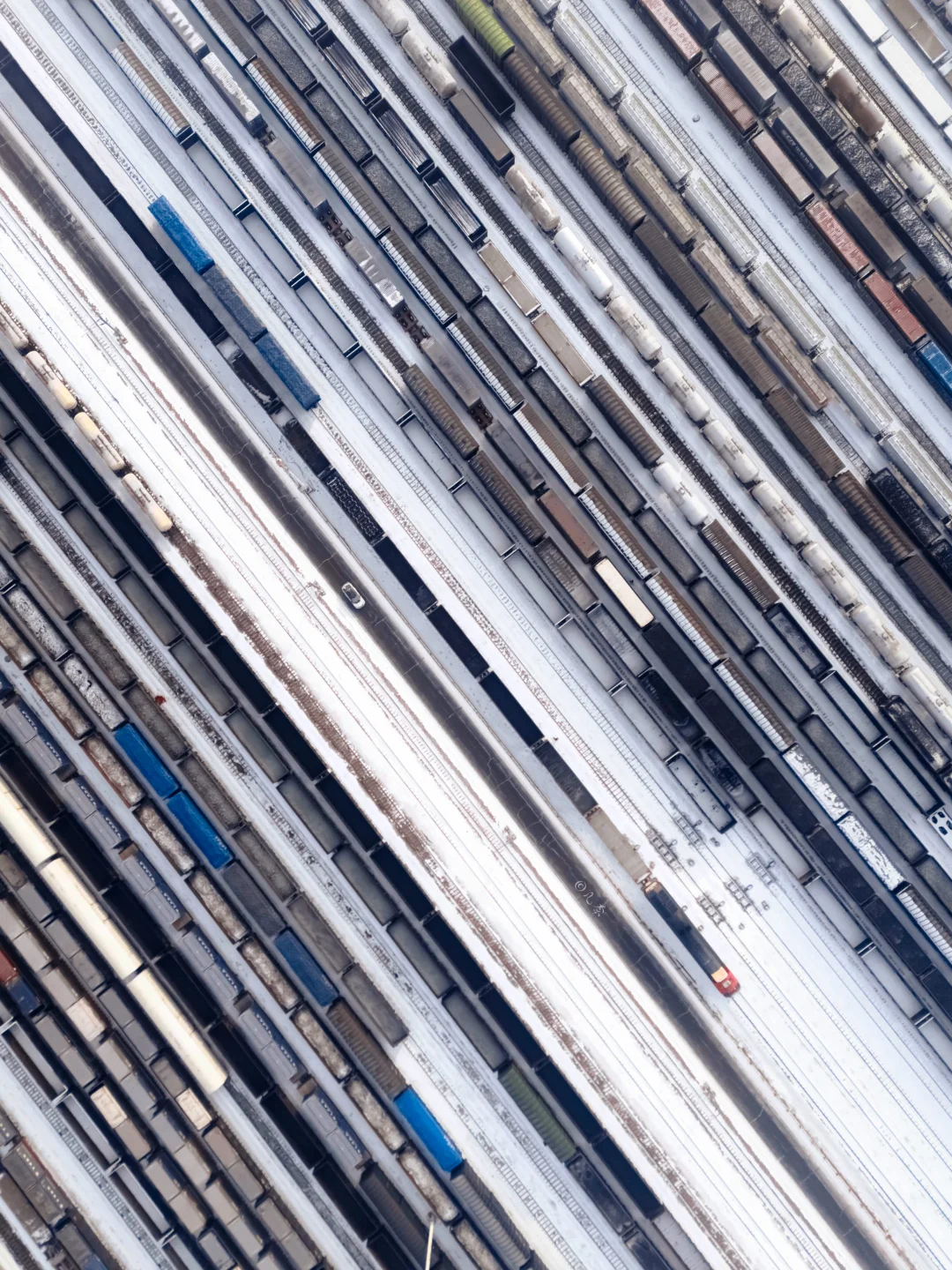 航拍冬季的雪国列车，现实版霍格沃兹车站🚞